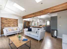 Primrose Lodge, 25 Roadford Lake Lodges, hotel in Lifton