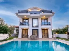 Modern chic 4-bedroom villa with private pool and garden in central Hisaronu