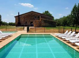 Masía para grupos con piscina privada28 pax, hotel em Girona