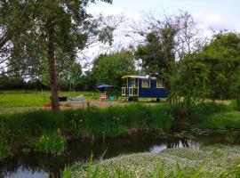 Les roulottes du Moulin de Palet, hotel cu parcare din Chartrené