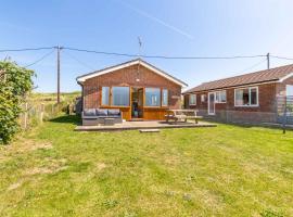 Breezy Bungalow - Norfolk Holiday Properties, hotel amb aparcament a Lessingham