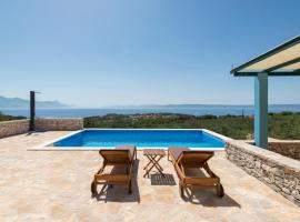 House with a swimming pool - Olive Grove Sumartin, khách sạn ở Sumartin