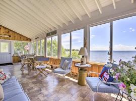 Waterfront Alburgh Getaway with Private Beach!，Alburg的Villa