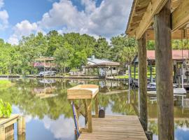 Chic New Magnolia Springs Home with Dock, Beach, hotell i Foley