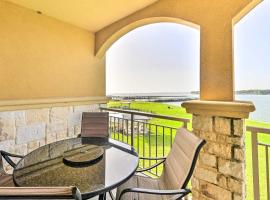 Lakefront Corsicana Condo with Balcony and Pool Access, hotel a Corsicana