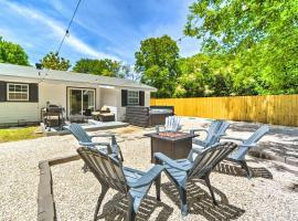New Braunfels Haven with Hot Tub and Fire Pit!, villa i New Braunfels