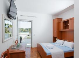 Guesthouse Sanela, hotel with parking in Pomena