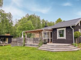 Gorgeous Home In Hkerum With Lake View, maison de vacances à Hökerum