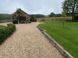 Beautiful Rural Self Contained Farm Annex, hotel en Hordle