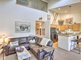 10 Mi to Ski Silverthorne Condo with Hot Tub Access, hotel in Silverthorne