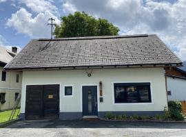 Snug holiday home in Wei briach with terrace, casă de vacanță din Weissbriach