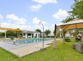 Nice Home In El Coronil With Outdoor Swimming Pool, Wifi And 2 Bedrooms, rumah kotej di El Coronil