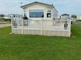 L&g FAMILY HOLIDAYS MILLFIELDS 6 BERTH FAMILYS ONLY AND THE LEAD PERSON MUST BE OVER 30s, hotell nära Addlethorpe Golf Club, Ingoldmells