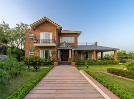 StayVista at Dhauladhar House - Aesthetic 4 BHK Villa in Kangra