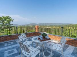 StayVista at Dhauladhar House -4BHK Luxury 4 BHK Villa in Dharamshala, hotel i Dharamshala