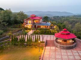 StayVista at Dhauladhar House - Luxurious Chateau in Kangra, villa en Dharamshala