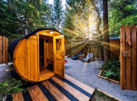 Glamping FOREST EDGE, Arboretum Volčji Potok, Kamnik, hótel í nágrenninu