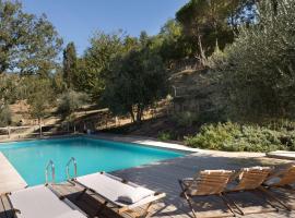 Rustic holiday home in Pontedera with shared pool, hôtel à San Gervasio