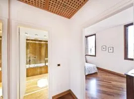Elegant apartment with LIFT in historical 1600 Palace, a few min walk from San Marco Square