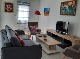 Les Romarins, appartement impeccable et son parking privé, hotel in Nyons