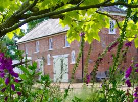 The Georgian Coach House:New Forest with hot tub, hotell i Fordingbridge