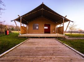 Arcadia Safari Tent in private 5 acre field, hotel in Wrexham