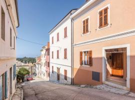 Rustic holiday home in Vrsar with garden, hotel di Vrsar