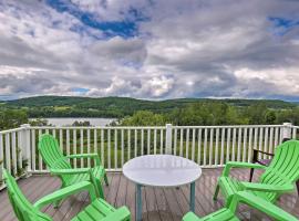 Private Retreat with Deck 1 Mi From Cowanesque Lake，Lawrenceville的有停車位的飯店
