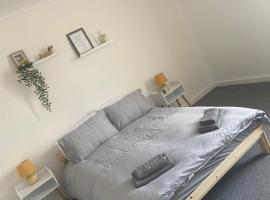 Cheerful 2 bedroom house, hotell i Hindley