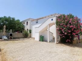 Apartments Babic 50 meters from the beach, hotel in Vir