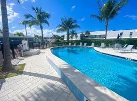 Tropical Oasis by the beach and shops, with pool, hotel with parking in Riviera Beach