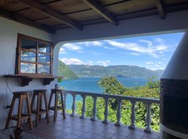 Rustic Charm and Breathtaking Views, hotel in Santa Cruz La Laguna