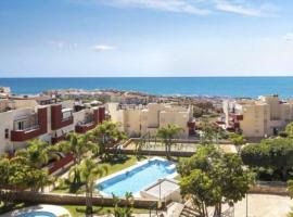 Ático duplex en Benalmádena vistas al mar y montaña dos habitaciones, resort in Benalmádena