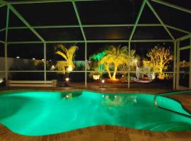 Private Heated Pool and Healing Mineral Waters Nearby, hotel cerca de Cenote Warm Mineral Springs, North Port