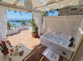 luxury B&B e FAMILY RESIDENCE VILLA FILOMENA, ξενοδοχείο διαμερισμάτων σε Marina di Camerota