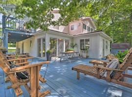 Tobyhanna Home with Hot Tub, Fire Pit, Deck and Grill!, ξενοδοχείο με σπα σε Tobyhanna