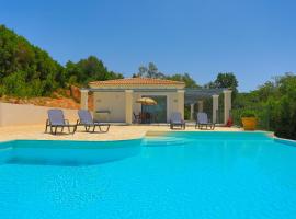 Brand New Villa Loki with Large infinity pool WiFi and Sea Views, budgethotell i Agnítsini