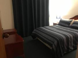 Homely private 2 bedroom unit in the heart of town, отель с парковкой в городе Пейнсвилл