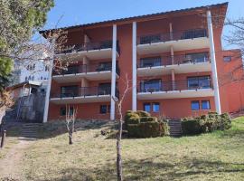 Studio confortable à Jausiers avec terrasse, piscine et sauna - 4 pers - FR-1-165B-24, hotel v destinaci Jausiers