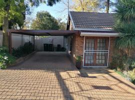 Inviting 3-Bed House in Kempton Park, cottage in Kempton Park