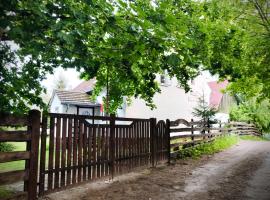 Dom z Charyzmą na Mazurach, hotell med parkering i Miłki