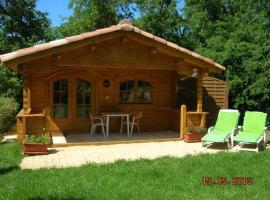 Chalet l'emiline , Gite climatisé au sud d'aix avec piscine, hotel in Bouc-Bel-Air