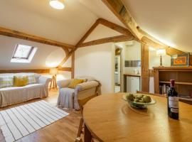 Woodland Retreat Lodge, cottage in Brundish