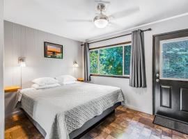 Mount Olympus Suite, Room 9 at Mount Walker Inn, hotel di Quilcene
