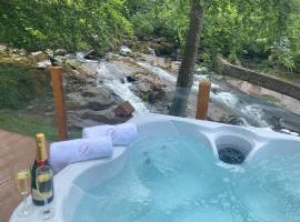 V13 - The Falls with Hot Tub – hotel w mieście Bethesda