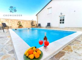Crowonder Villa Smile with Swimming Pool and Stone Backyard, hotel u Viru