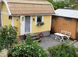 Sjönära liten stuga med sovloft, toilet in other small house, no shower, mökki kohteessa Åkersberga