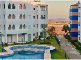 TANGER/ASILAH: APPART 50m2 FACE MER ET PISCINES, 5 PLACES, TOUT ÉQUIPÉ+WIFI+CLIM, hotel em Briech