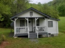 Cute Little Cabin (Near the Nantahala River), hotel with parking in Topton