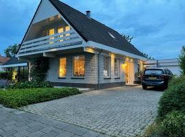 Luxury villa with private Sauna and Jacuzzi in Holland, hotel in Drachten